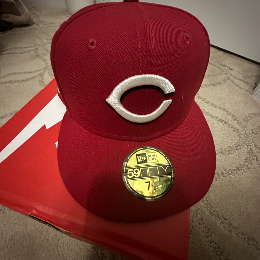 Fitted cap - Picture 2 of 2